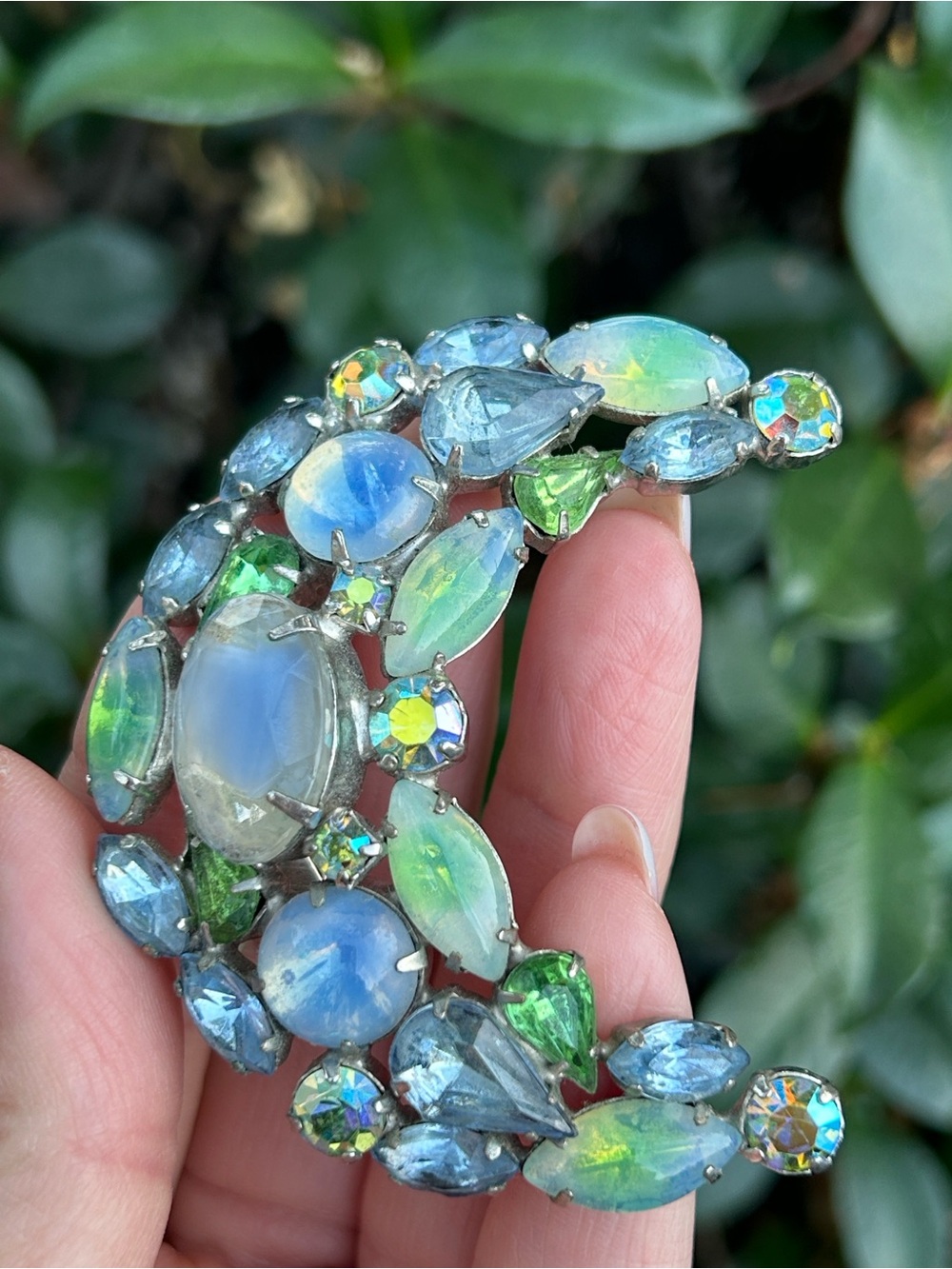 1950s Iridescent Opalescent Blue Green Crescent 🌙 Moon Glass Beooch